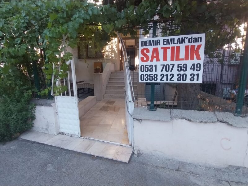 55 EVLER  MAHALLESİ  SATILIK  TRIBLEXS  3 KATLI  BAHÇELİ  EV